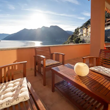 Splendida Casa Con Terrazza Vista E 2 Garage Apartment